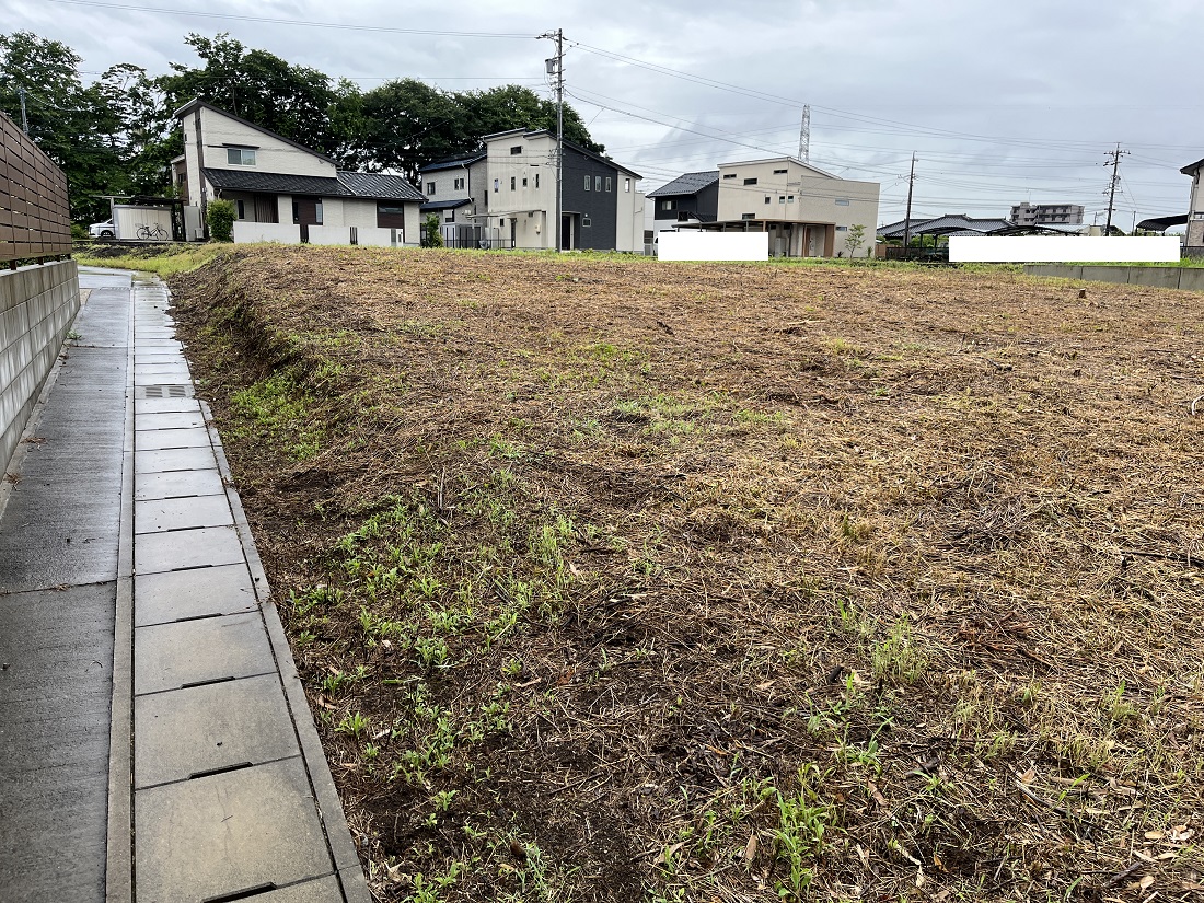 岐阜県可児市塩！道路に面した約285坪の山林 ストア